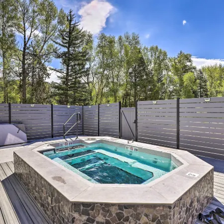 Hot Tub and Balcony Riverfront Silverthorne Condo!