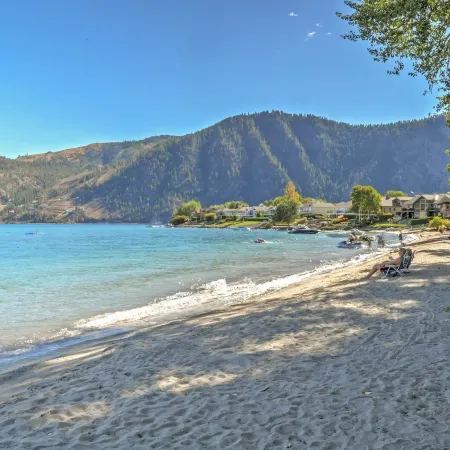 Gorgeous Wapato Point Lakehouse w/ Private Hot Tub