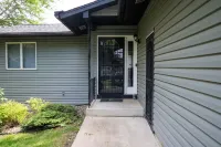 Red Juniper House // 4BR, 2.5 Bath, Large Yard, Pet Friendly, 3mi to Mayo Clinic