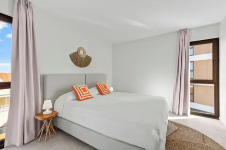 The Wharf 7E city apartment, overlooking Annabay, downtown Willemstad