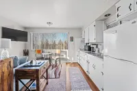 Cozy Downtown Studio- Arena, Podium, GU