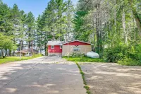 Waterfront Berry Lake Getaway w/ Sunroom! - Wifi