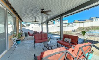 Patio & Yard: Luxe Beaumont Getaway!