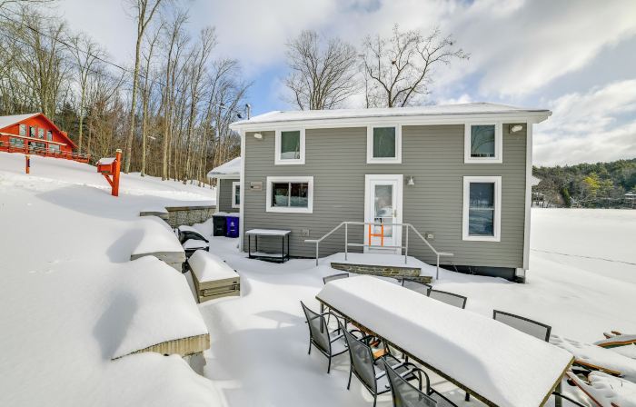 BBQ Ready: Lakeside Milford Home w/ Paddleboat