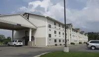 Travelodge by Wyndham Clinton Valley West Court Отели в г. Клинтон