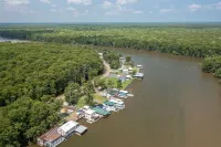 Summertime Bayou Houseboat Oasis: Fish, Hot tub, Kayak