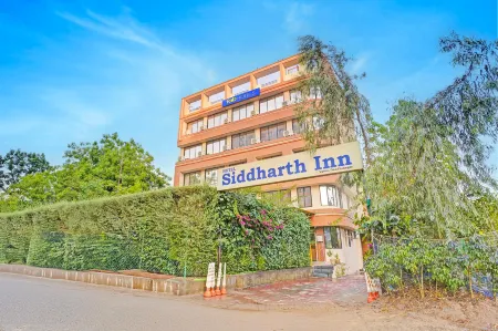 FabHotel Siddharth Inn - Nr Siddharth Bunglows Отели в г. Гандинагар