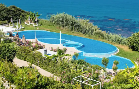 愛奧尼亞馬雷代套房度假酒店