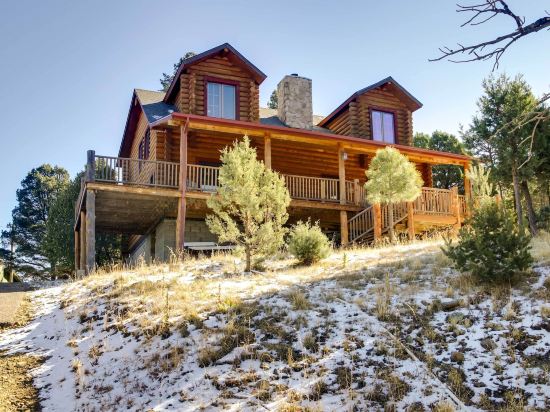 'Lacy's Log Cabin' Alto Home w/ Mountain Views!