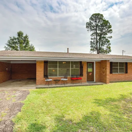 Family-Friendly de Kalb Getaway w/ Fire Pit!