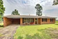 Family-Friendly de Kalb Getaway w/ Fire Pit! - 2-Star