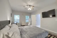 Gated Houston Home w/ Large Yard: 4 Mi to Downtown