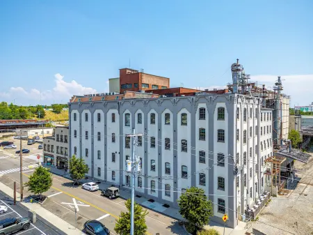 Charming Historical Oasis - Luxurious Comfort and Modern Amenities