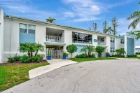 Olde Naples Luxury Condo Steps to Pier, Beach, Sunsets and Fabulous Restaurant
