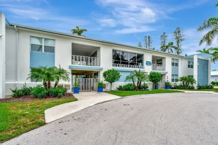 Olde Naples Luxury Condo Steps to Pier, Beach, Sunsets and Fabulous Restaurant Отели в г. Нейплс