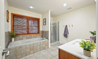 Rustic-chic Escape w/ Hot Tub, Fireplace & Nature Views Pine Woods Loft