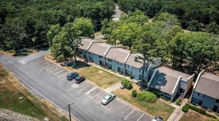 Fairfield Bay Gem w/ pool access and 4 Mi to Lake.