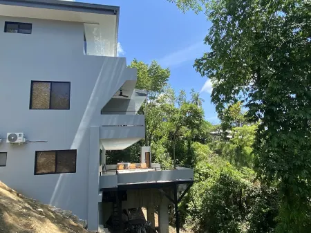 Hear the waves from either pools or patios, or walk to the beach, ocean views Отели рядом с достопримечательностью «Manuel Antonio»