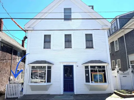 1 Bedroom / Beach Access & Sun Deck Отели рядом с достопримечательностью «Рейс Пойнт Бич»