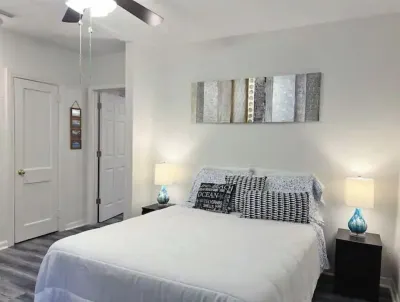Spacious 1bed/1bth*pet friendly*free parking124A Hotels near T-Mobile