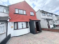 Fountain House-Sleeps 5-Central Dagenham-Parking