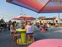 Charming 2-bedroom cottage with AC, WiFi, DE fields, restaurants, boats, beach