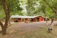Cozy Cabin on 1 Acre in Premier Pine Neighborhood - Alojamientos
