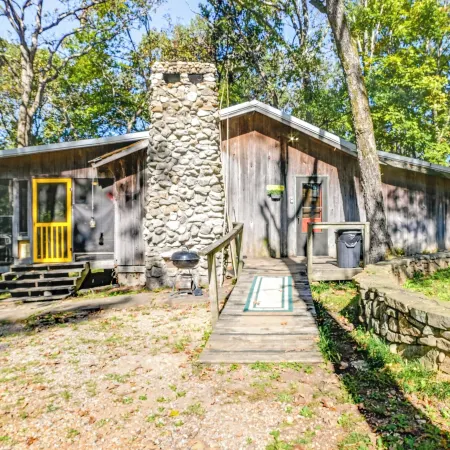 Screened Porch! Lakefront Gem in Boyds Branch Bay