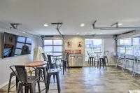 Green Bay Getaway Near Lambeau Field and Resch! - بار