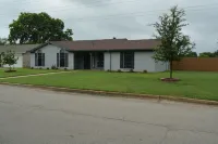 Spacious Home w/ Yard · 15 Min to Fort Worth Fun