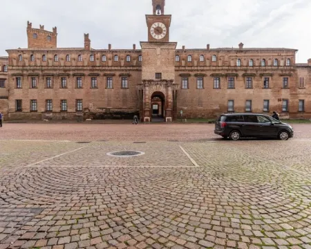 [Piazza Martiri]-In pieno centro sotto al Castello Hotels in Carpi