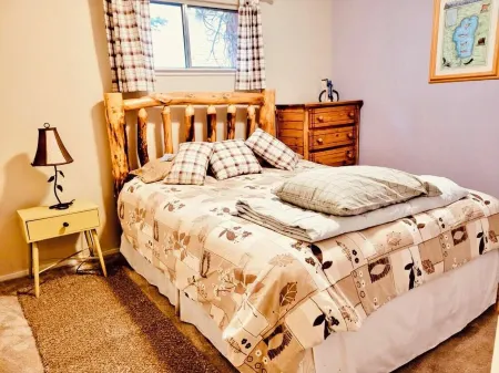 Kings Beach Chalet Retreat Jacuzzi Отели рядом с достопримечательностью «Государственная зона отдыха Кингс Бич»