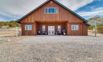 3 Mi to Trails: Secluded Eagar Cabin w/ Mtn Views!