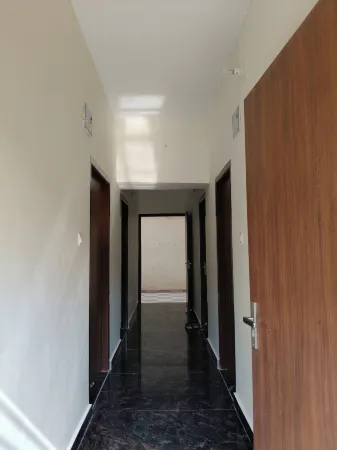 Hare Krishna Stays Отели рядом с достопримечательностью «Университет Банарас Хинду»