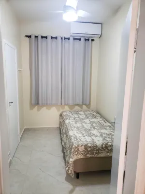 Enseada Beach Guarujá - SP Cozy 03 bedroom apartment one block from the sea Hotell i Jardim Tres Marias