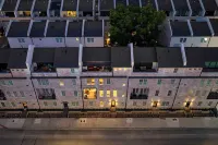 타운 레이크 타운하우스, 핫텁 있음, 게임룸 및 스카이라인 전망