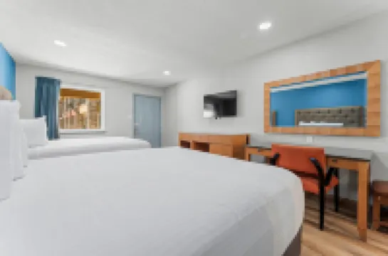 Econo Lodge Inn & Suites