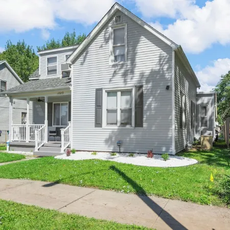 Great Escape 4 bedroom house  2 King Bed in Belleville with WiFi fitness room