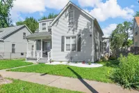 Great Escape 4 bedroom house  2 King Bed in Belleville with WiFi fitness room