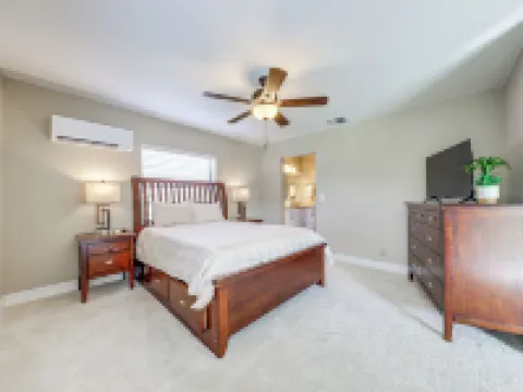 Riverfront Backyard & Grill: Sunrise Family Home Hotels in Sunrise