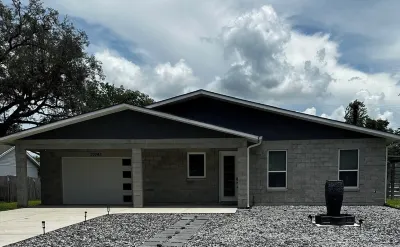 Walk to the Rainbow River. Hotels near Dunnellon Public Library