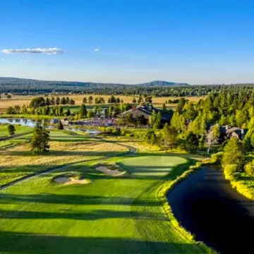 The Bear Cabin: 5Min Walk to Village & 12 Sharc Passes, EV Charger