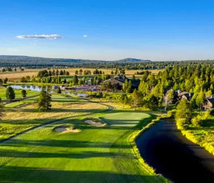 The Bear Cabin: 5Min Walk to Village & 12 Sharc Passes, EV Charger