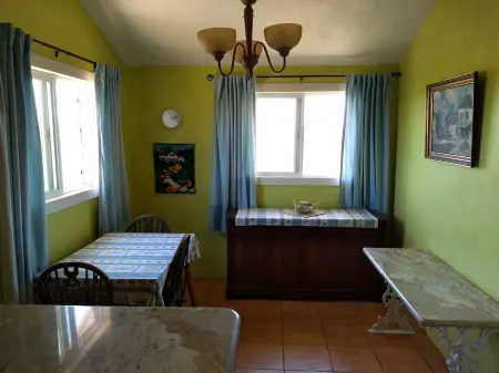 Country Cottage with hilltop views - Families and Pets welcome!