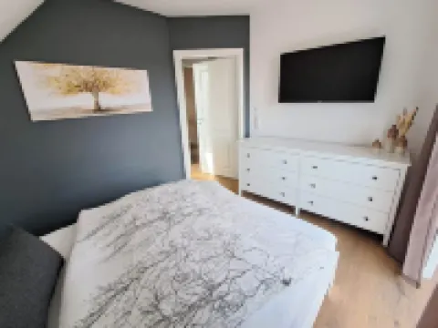 Geräumige Ferienwohnung mit 2 Schlafzimmern, 2 Bädern und Garten Hotels in Walsrode