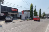 RedDoorz Syariah at Jl Pangeran Hidayatullah Cianjur Отели в г. Чианджур
