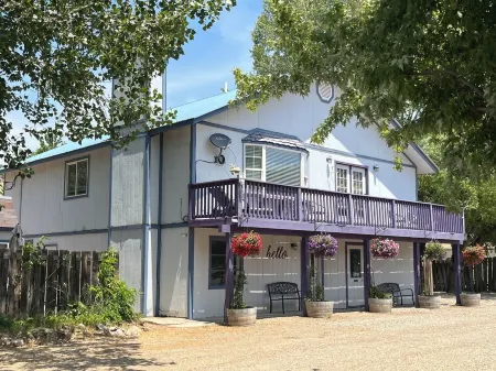 Downtown Dolores Colorado w/River Access - Stay at Cozy Comfort Inn, Dolores, CO