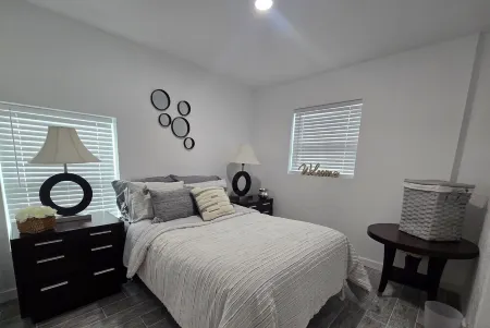 Cozy 1-bedroom apartment with WiFi, and amenities in charming Altamonte Springs Отели в г. Алтамонте Спрингс