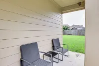 休斯頓地區的帶頂棚露台和寬敞庭院的家！