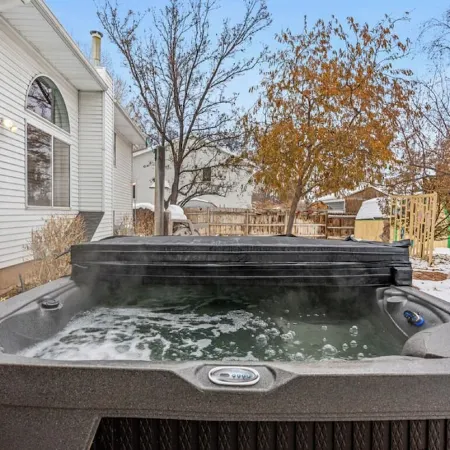 Designer home with hot tub, 2 Masters, 4 full baths, close to Sundance, BYU, UVU